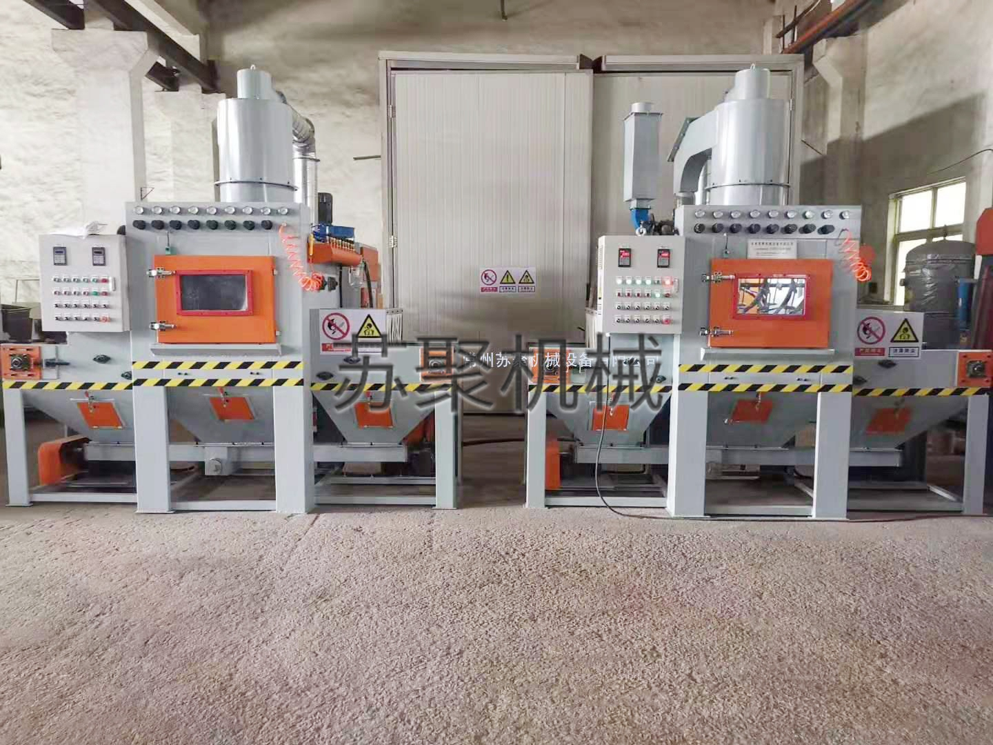 輸送式自動噴砂機(jī)的工作方式